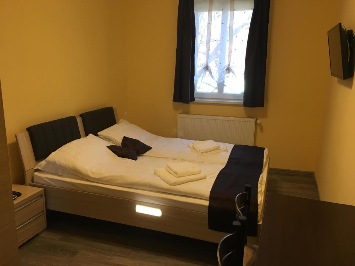 Barsony Vendeglo Es Panzio Bed & Breakfast Szecseny Exterior photo