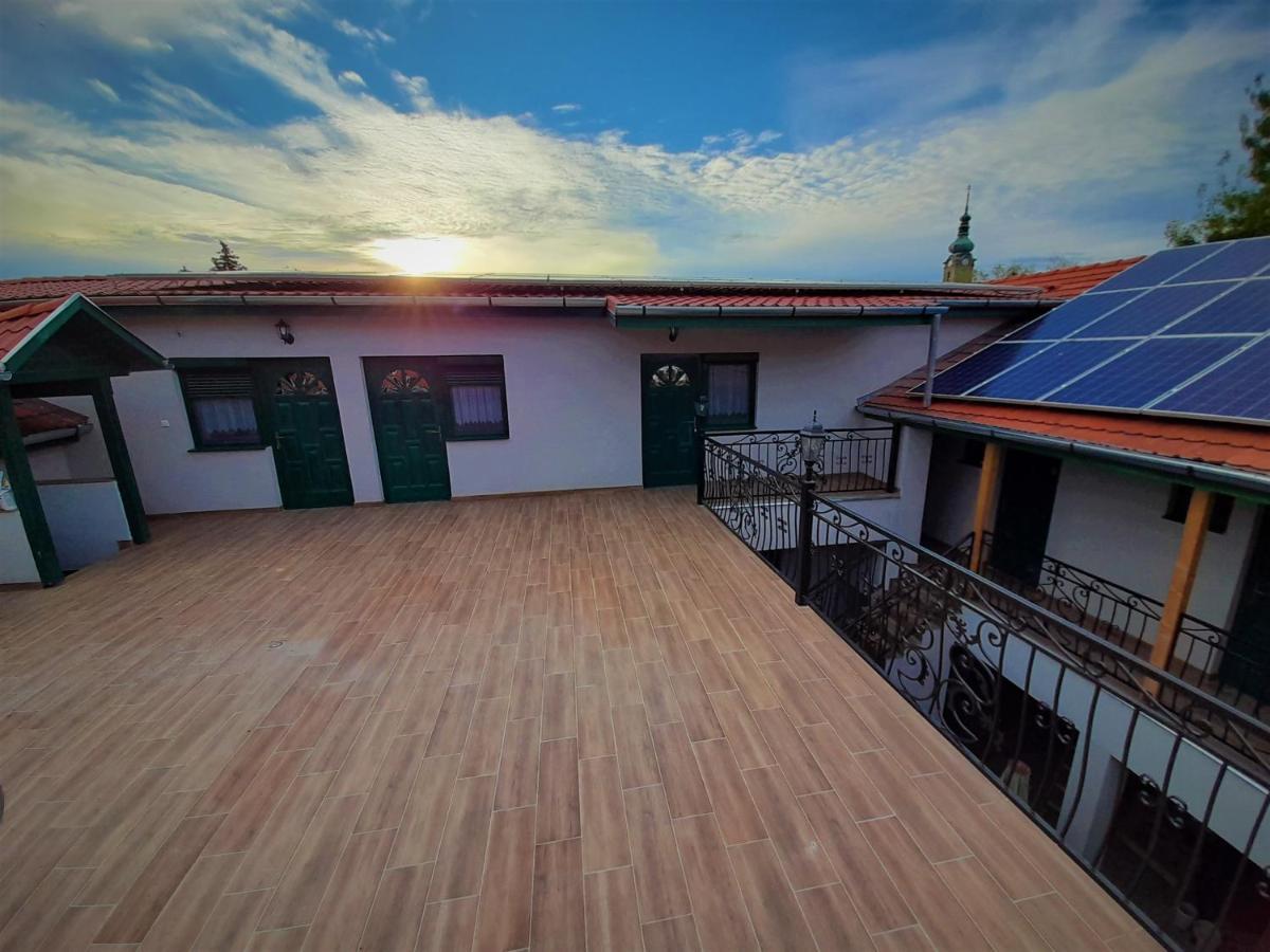 Barsony Vendeglo Es Panzio Bed & Breakfast Szecseny Exterior photo