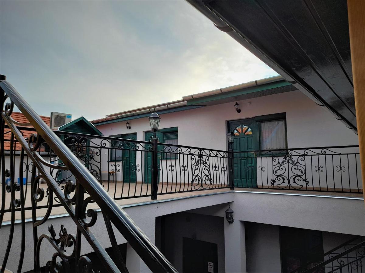 Barsony Vendeglo Es Panzio Bed & Breakfast Szecseny Exterior photo